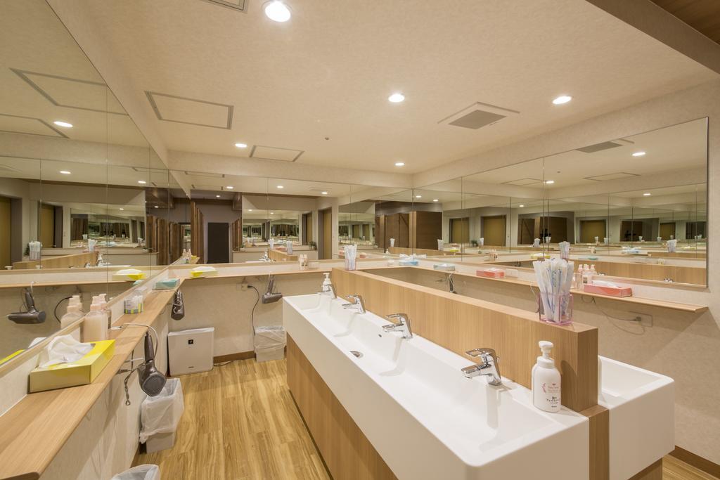 Shinjuku Kuyakusho-mae Capsule * Tōkyō