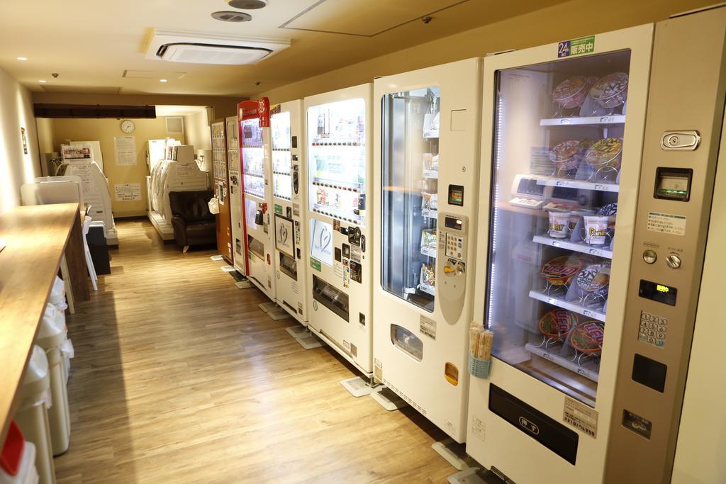 Shinjuku Kuyakusho-mae Capsule * Tōkyō