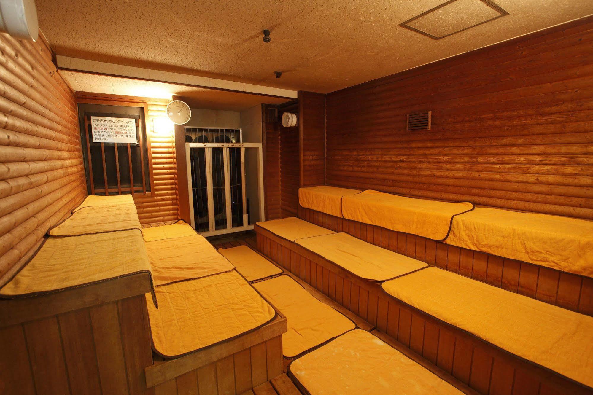 Shinjuku Kuyakusho-mae Capsule * Tōkyō